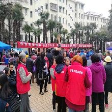 戎律师坐堂学雷锋大型法律咨询会，为广大市民解决法律问题